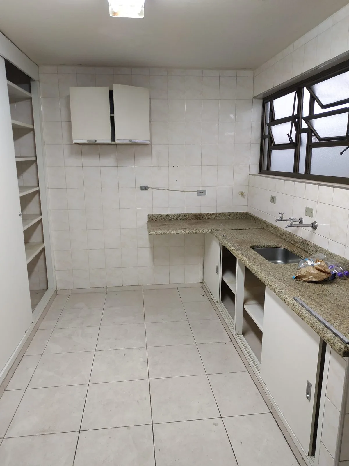 Antes: cozinha do Casa Sumarezinho antes da reforma