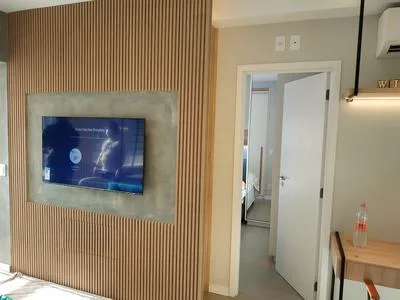 Studio no Paraíso: painel ripado em madeira