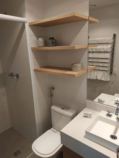 Studio no Paraíso: banheiro com nichos em madeira