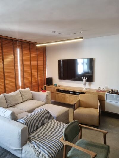 Higienópolis — sala de estar com TV e estante