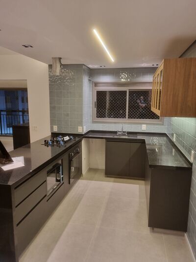 Mooca — cozinha antes, como entregue pela construtora
