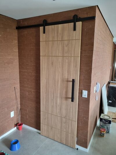 Mooca — porta de correr barn door em madeira