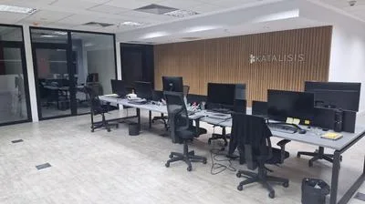 Paulista: open space com logo Katalisis e painel ripado