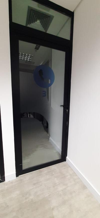 Paulista — porta de vidro jateado