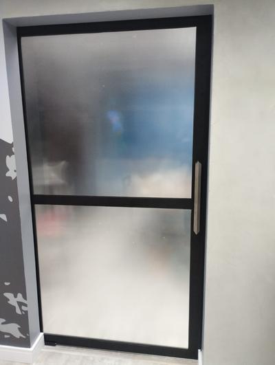 Paulista — porta de vidro com esquadria preta