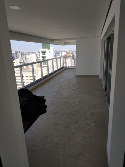 Pinheiros — varanda antes, obra bruta com vista para SP