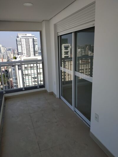 Pinheiros — sala antes, entregue em obra bruta