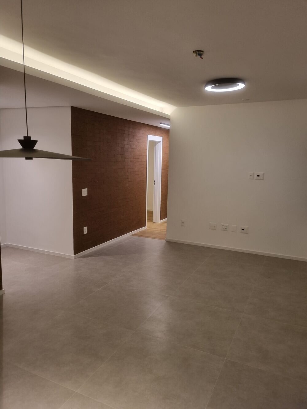 Apartamento Mooca antes — sala vazia recém-entregue pela construtora