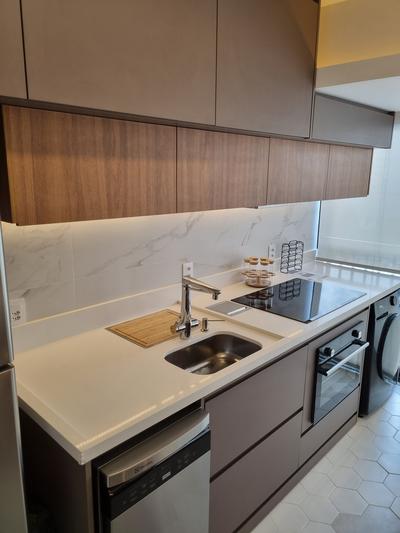 Studio Pinheiros — cozinha com ilha integrada