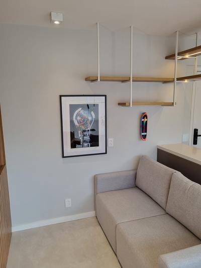 Studio Pinheiros — sala com quadro e detalhe de luz