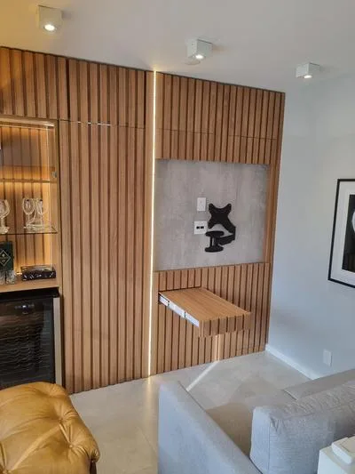 Studio Pinheiros: detalhe de marcenaria e iluminação