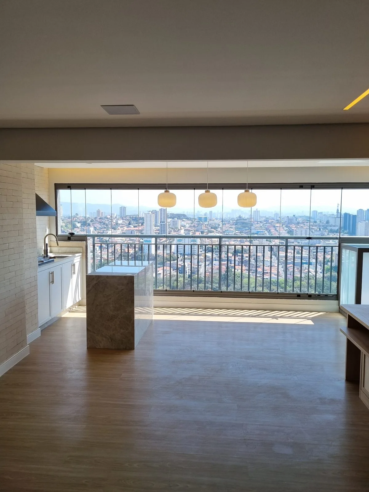 Apartamento Vila Matilde: varanda panorâmica com piso em madeira